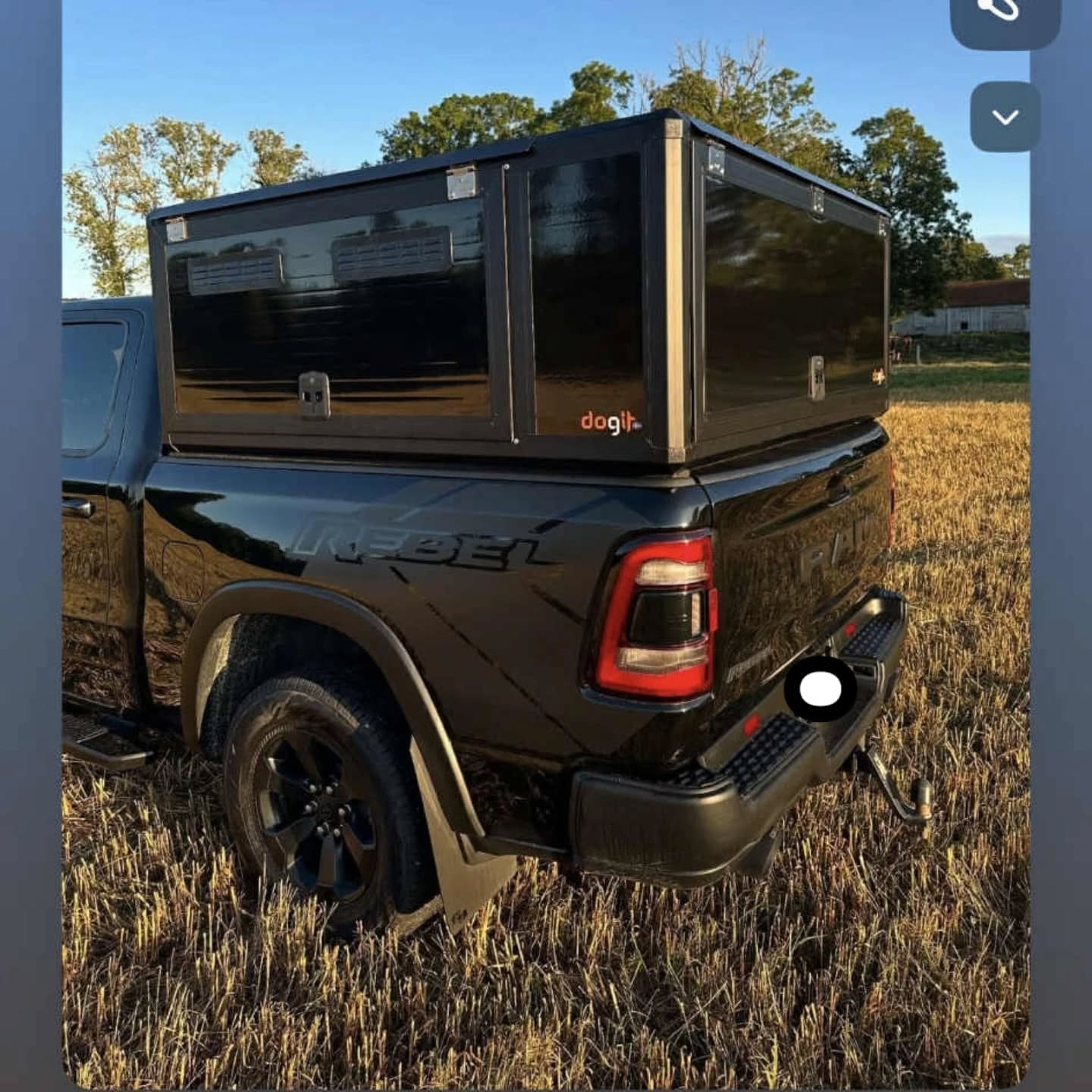 Hundkåpor för jaktbil – säker transport med hög komfort  Hundkåpor för jaktbil är en viktig del av en säker och bekväm transport för jakthundar. Vid jakt transporteras hundar ofta långa sträckor och i varierande väderförhållanden, vilket gör det extra viktigt att de färdas tryggt, skyddat och bekvämt.  En robust hundkåpa skyddar hundarna vid inbromsning och olyckor, samtidigt som den minskar risken för att hundarna skadas eller stressas under färd. Kåpan ger även skydd mot kyla, regn, vind och stark sol, vilket bidrar till ett jämnt och behagligt klimat i kåpan.  God ventilation och genomtänkt design är avgörande för hundens välmående. Vår hundkåpa ger ett bra  luftflöde genom fläktar och väl tilltagna luftintag. Vår 40mm tjocka sandwishpanel minskar buller och vibrationer samt ger hunden möjlighet att vila lugnt under transport . Komforten är inte bara viktig för hundens trivsel , en utvilad och trygg hund presterar bättre.  Att investera i en säker och funktionell hundkåpa är därför inte bara en fråga om be