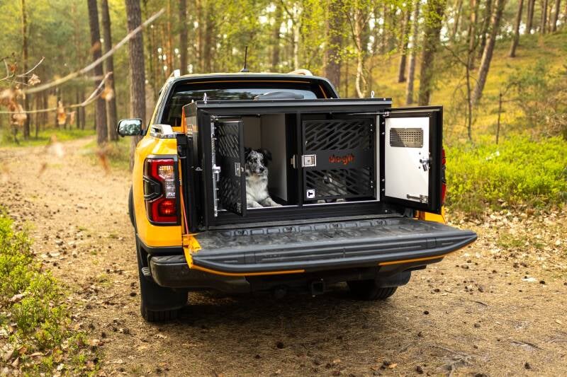 Hundkåpor för jaktbil – säker transport med hög komfort  Hundkåpor för jaktbil är en viktig del av en säker och bekväm transport för jakthundar. Vid jakt transporteras hundar ofta långa sträckor och i varierande väderförhållanden, vilket gör det extra viktigt att de färdas tryggt, skyddat och bekvämt.  En robust hundkåpa skyddar hundarna vid inbromsning och olyckor, samtidigt som den minskar risken för att hundarna skadas eller stressas under färd. Kåpan ger även skydd mot kyla, regn, vind och stark sol, vilket bidrar till ett jämnt och behagligt klimat i kåpan.  God ventilation och genomtänkt design är avgörande för hundens välmående. Vår hundkåpa ger ett bra  luftflöde genom fläktar och väl tilltagna luftintag. Vår 40mm tjocka sandwishpanel minskar buller och vibrationer samt ger hunden möjlighet att vila lugnt under transport . Komforten är inte bara viktig för hundens trivsel , en utvilad och trygg hund presterar bättre.  Att investera i en säker och funktionell hundkåpa är därför inte bara en fråga om be